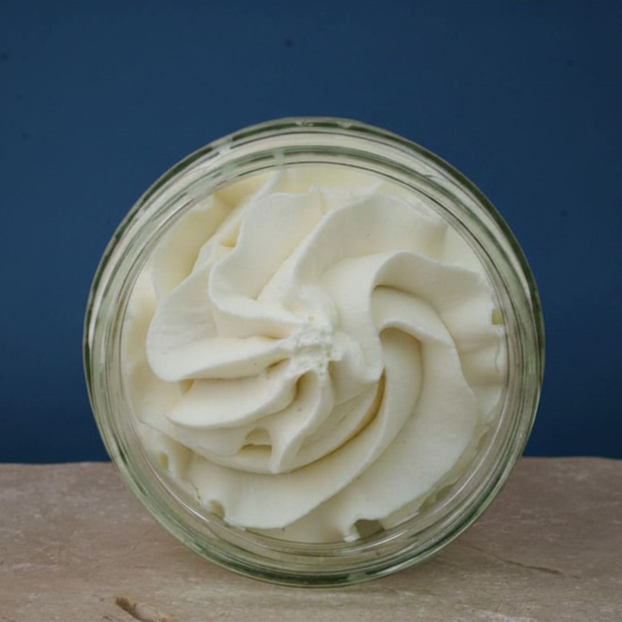 Vegane Body Butter ohne Duftstoffe, plastikfrei und aus nur 3 Zutaten: Sheabutter, Kokosöl und Jojobaöl