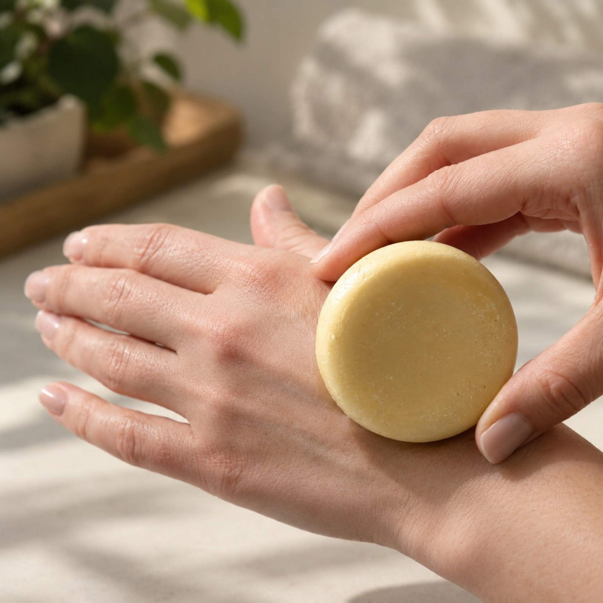 Feste Handcreme in der Anwendung
