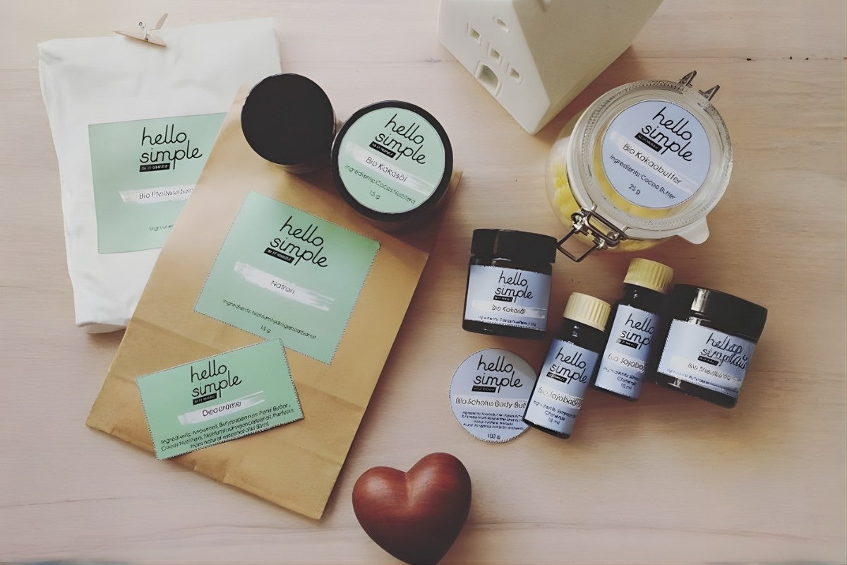 Lisa und Jacqueline von hello simple beim Entwickeln ihrer ersten DIY‑Drogerieprodukte, mit Zutaten und Utensilien auf einem Tisch.