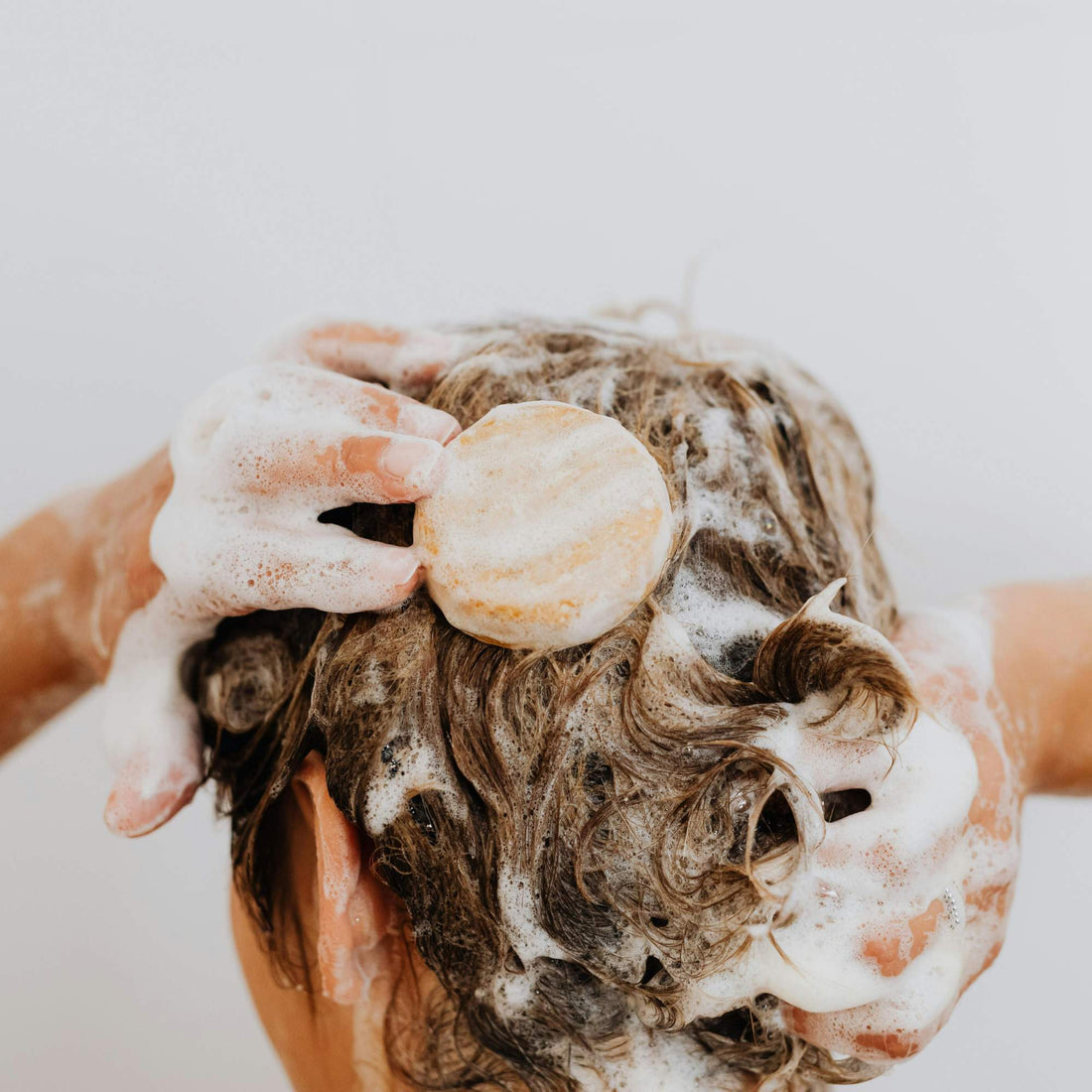Anwendung festes shampoo ohne Plastik, ohne Duftstoffe, schäumt gut, dezenter Duft nach Kakao