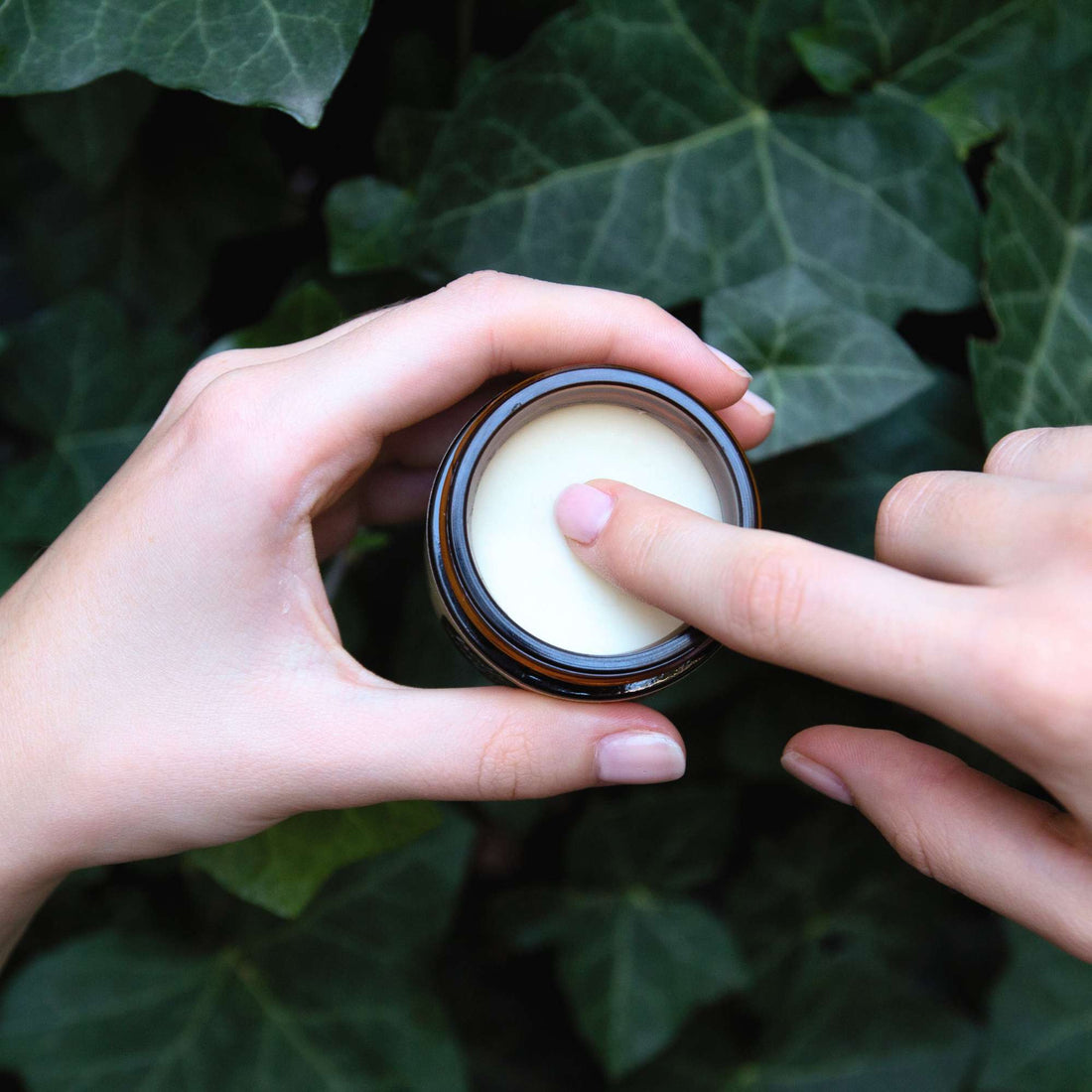 Deocreme-mit-Finger-auftragen, vegane Deocreme, Naturkosmetik, plastikfrei, aluminiumfrei