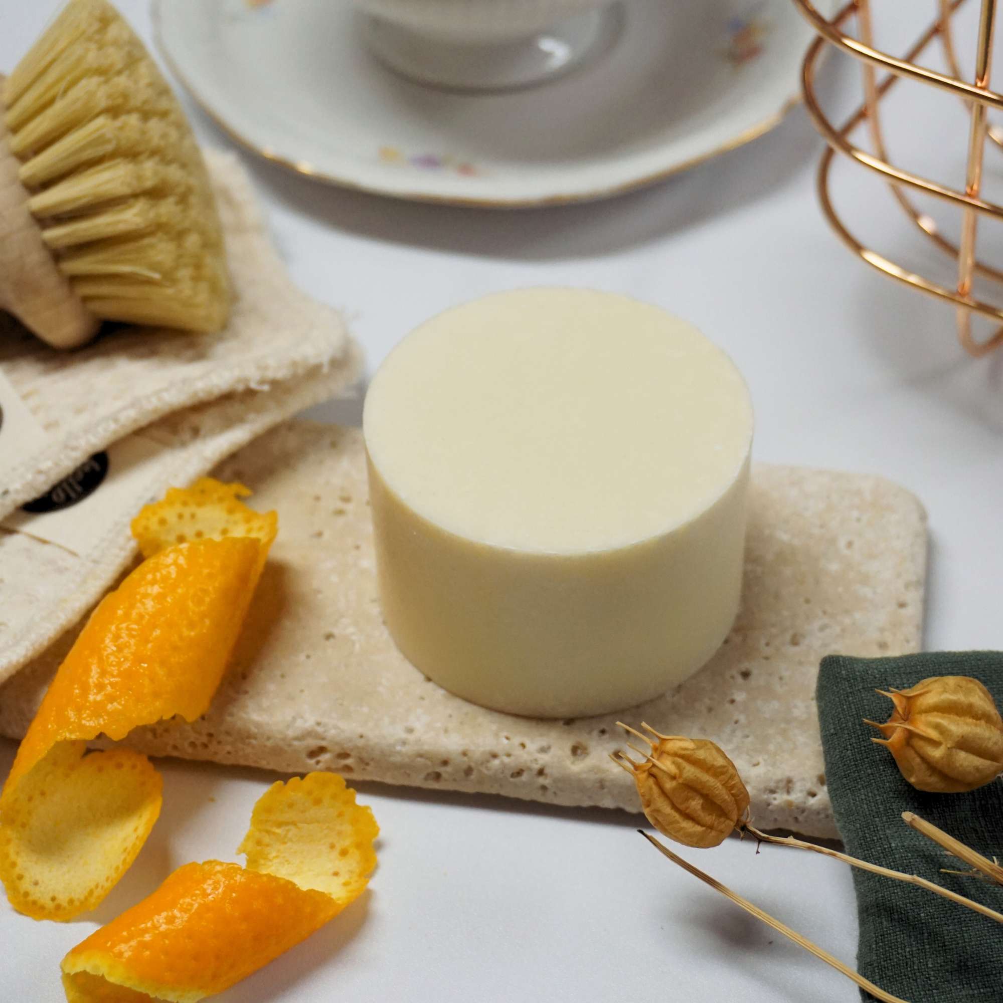Feste Spülseife Orange, für Geschirr und Hände geeignet, plastikfrei, vegan und hergestellt in Berlin