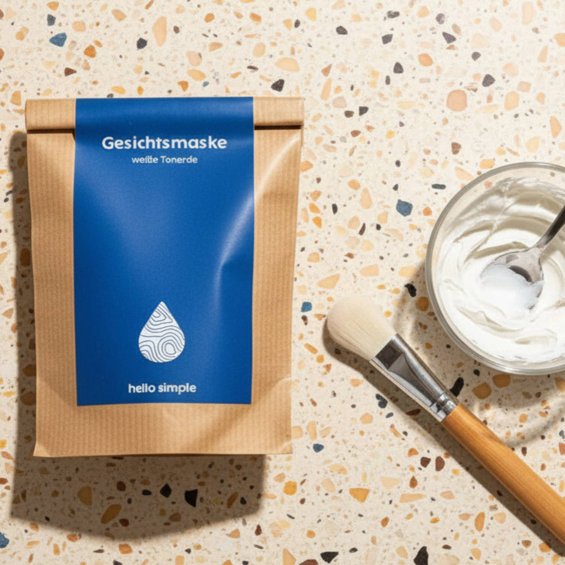 Weiße Tonerde Gesichtsmaske Naturkosmetik, vegan, plastikfrei und in Papier verpackt.