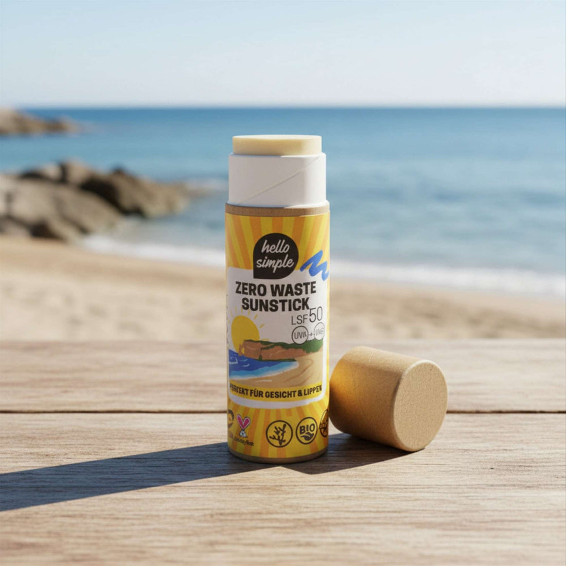 Feste Sonnencreme mineralisch mit Zinkoxid und ohne Nanopartikel am Strand.
