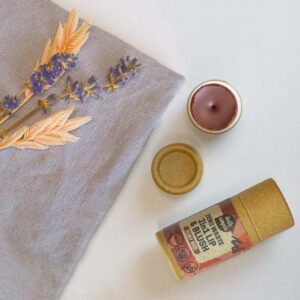 Zero Waste Lipbalm für weiche und gepflegte Lippen mit einem Hauch rot. Vegan, plastikfrei und geeignet für trockene Lippen und auch bei kalter Jahreszeit.