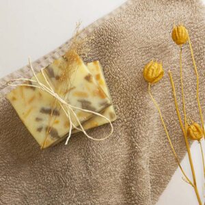 Die handgemachte Terrazzo-Seife von hello simple pflegt deine Haut und Haare mit natürlichen Zutaten.