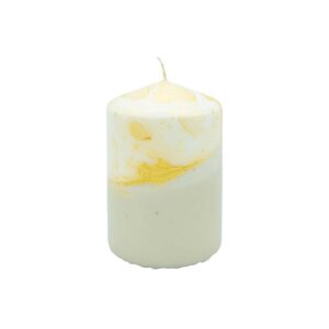 Unsere handgefertigte Dip Dye Kerze in hellgrau sieht nicht nur hübsch aus, die Stumpenkerze ist auch nachhaltig, vegan & palmölfrei!