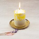 Unsere handgefertigte Dip Dye Kerze in hellgrau sieht nicht nur hübsch aus, die Stumpenkerze ist auch nachhaltig, vegan & palmölfrei!