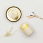 Unsere handgefertigte Dip Dye Kerze in hellgrau sieht nicht nur hübsch aus, die Stumpenkerze ist auch nachhaltig, vegan & palmölfrei!