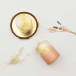 Unsere handgefertigte Dip Dye Kerze in hellgrau sieht nicht nur hübsch aus, die Stumpenkerze ist auch nachhaltig, vegan & palmölfrei!