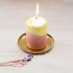Unsere handgefertigte Dip Dye Kerze in hellgrau sieht nicht nur hübsch aus, die Stumpenkerze ist auch nachhaltig, vegan & palmölfrei!