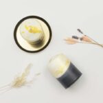 Unsere handgefertigte Dip Dye Kerze in schwarz sieht nicht nur hübsch aus, die Stumpenkerze ist auch nachhaltig, vegan & palmölfrei!