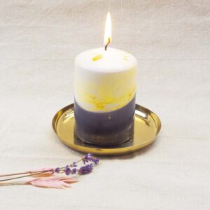 Unsere handgefertigte Dip Dye Kerze in schwarz sieht nicht nur hübsch aus, die Stumpenkerze ist auch nachhaltig, vegan & palmölfrei!