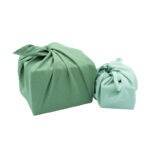 Die nachhaltige Furoshiki Geschenkverpackung in Waldgrün und Salbeigrün ist eine super nachhaltige und dazu schöne Alternative, um deine Geschenke einzupacken.