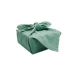 Die nachhaltige Furoshiki Geschenkverpackung in Salbeigrün ist eine super nachhaltige Alternative, um deine Geschenke einzupacken. Die japanischen Verpackungstücher werden aus nachhaltigen Materialien wie Bio-Baumwolle gefertigt.