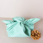 Die nachhaltige Furoshiki Geschenkverpackung in Waldgrün und Salbeigrün ist eine super nachhaltige und dazu schöne Alternative, um deine Geschenke einzupacken.