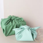 Die nachhaltige Furoshiki Geschenkverpackung in Waldgrün und Salbeigrün ist eine super nachhaltige und dazu schöne Alternative, um deine Geschenke einzupacken.