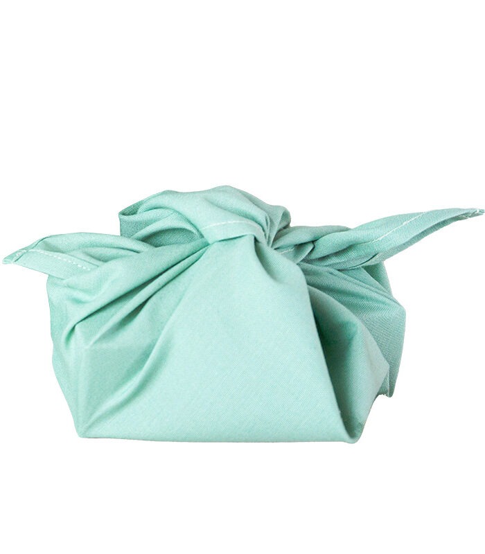 Die nachhaltige Furoshiki Geschenkverpackung in Waldgrün und Salbeigrün ist eine super nachhaltige und dazu schöne Alternative, um deine Geschenke einzupacken.