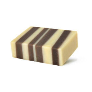 Die handgemachte Terrazzo-Seife von hello simple pflegt deine Haut und Haare mit natürlichen Zutaten.