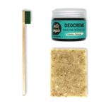 Zero Waste Badezimmer - Starter Set - Fresh für deine nachhaltige Körperpflege mit Frischekick. Das Set beinhaltet eine Holz-Zahnbürste, unsere Deocreme Limette-Zypresse und unsere Haarseife Melisse.